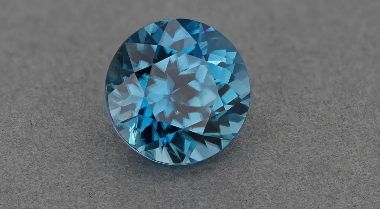 Rough and faceted zircon